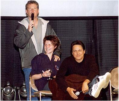 RDM and Robert Beltran show a FedCon10 fan a good time